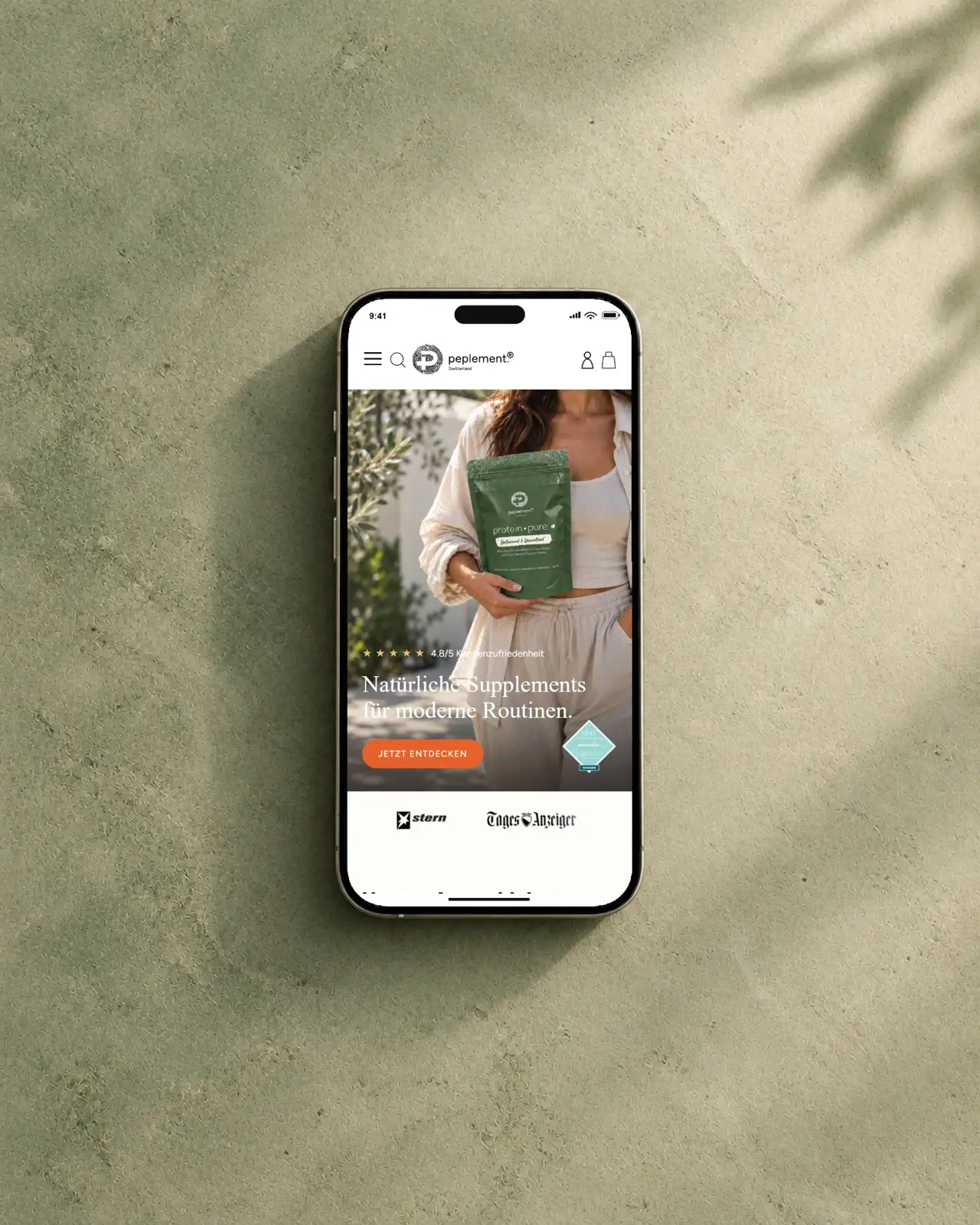 Peplement Smartphone auf salbeigrünem Kalkstein