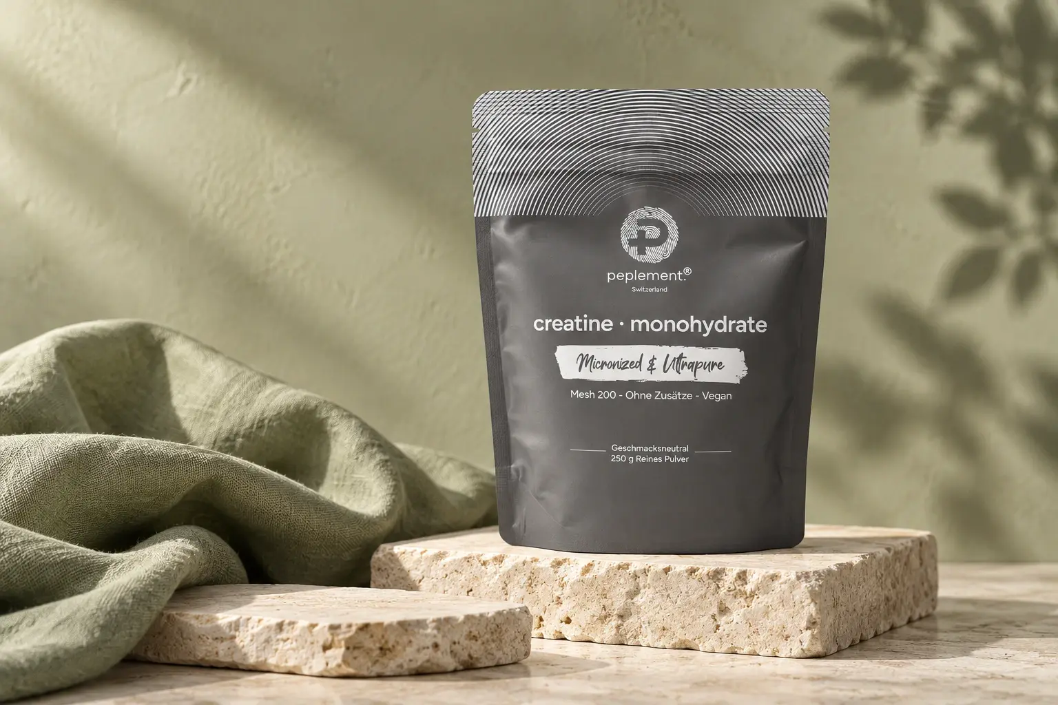 Peplement Creatine: Stillleben mit Kalkstein und salbeigrünem Leinen